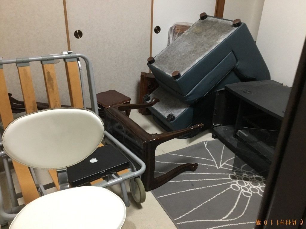 【大阪市港区】事務机、折り畳みベッド、ソファー等の回収・処分