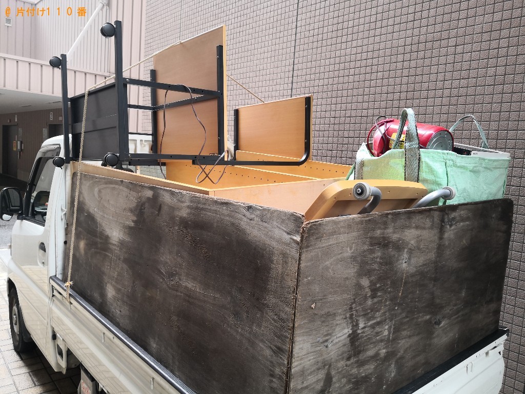 【和泉市】遺品整理に伴いリビング棚、PCデスク、テーブル等の回収・処分