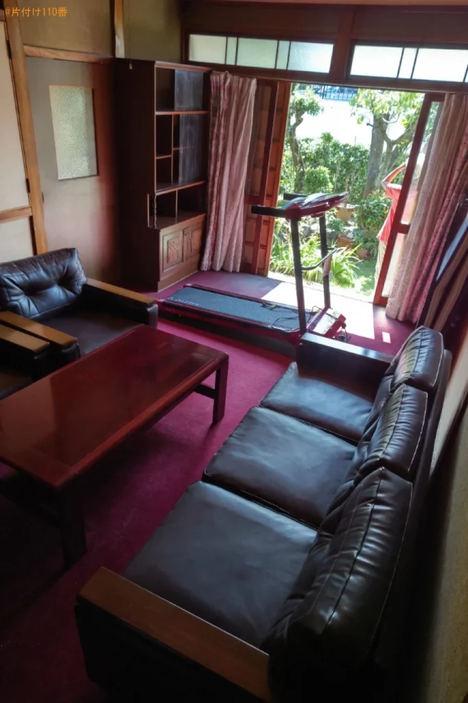 【寝屋川市成田東町】本棚、応接テーブル、折り畳みベッド等の回収